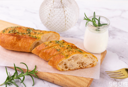 法棍為什么那么硬 法棍面包這么硬怎么吃 法棍為什么那么硬 法棍面包這么硬怎么吃