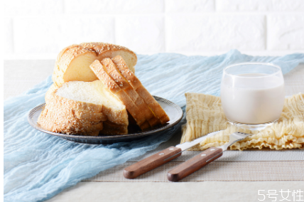 怎么看是不是真全麥面包 全麥面包的營(yíng)養(yǎng)價(jià)值 怎么看是不是真全麥面包 全麥面包的營(yíng)養(yǎng)價(jià)值