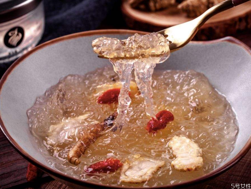 燉燕窩什么時候放冰糖 燉燕窩放哪種冰糖好 燉燕窩什么時候放冰糖 燉燕窩放哪種冰糖好