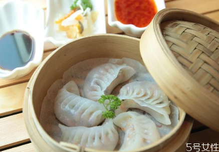 餃子蒸出來皮很硬怎么回事 餃子怎么蒸皮不會硬 餃子蒸出來皮很硬怎么回事 餃子怎么蒸皮不會硬