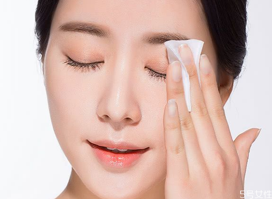 皮膚干燥沒有光澤怎么辦 6個(gè)護(hù)膚小竅門 皮膚干燥沒有光澤怎么辦 6個(gè)護(hù)膚小竅門