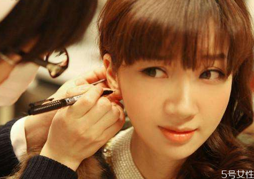 耳洞有臭味是怎么回事 槍打耳洞注意事項 耳洞有臭味是怎么回事 槍打耳洞注意事項