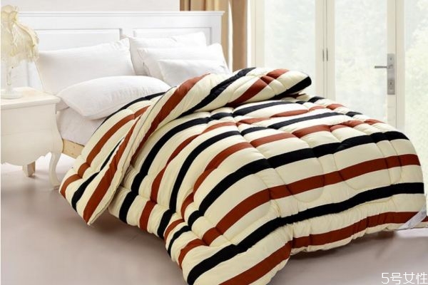 被子蓋得厚會(huì)怎樣 冬天蓋什么樣的被子最暖和 被子蓋得厚會(huì)怎樣 冬天蓋什么樣的被子最暖和