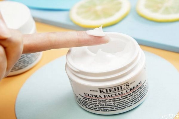 可以直接擦面霜不擦乳液嗎 精華用完要不要馬上用面霜 可以直接擦面霜不擦乳液嗎 精華用完要不要馬上用面霜