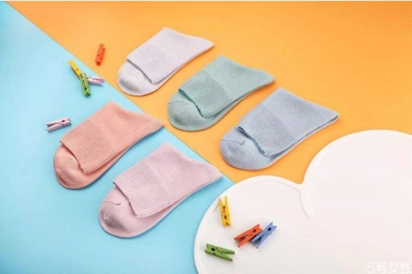 冬天襪子穿多厚合適 冬天襪子穿太厚反而不好 冬天襪子穿多厚合適 冬天襪子穿太厚反而不好