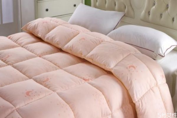 冬天蓋厚暖和還是墊厚暖和 是不是蓋的越厚越暖和 冬天蓋厚暖和還是墊厚暖和 是不是蓋的越厚越暖和