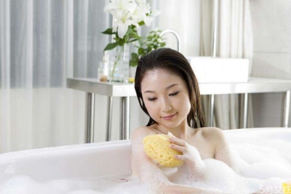 女人汗蒸好還是泡澡好 汗蒸和泡澡哪個祛濕更好 女人汗蒸好還是泡澡好 汗蒸和泡澡哪個祛濕更好