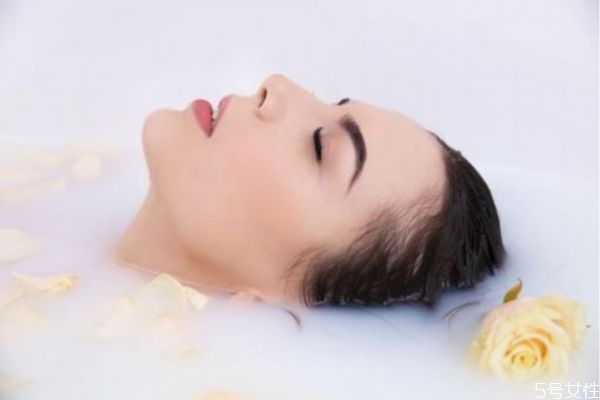 拿什么泡澡對身體好 堅持泡澡一個月的變化 拿什么泡澡對身體好 堅持泡澡一個月的變化