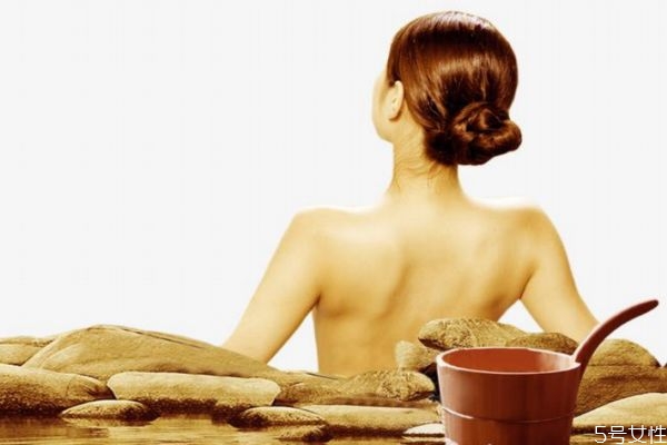 女人汗蒸好還是泡澡好 汗蒸和泡澡哪個祛濕更好 女人汗蒸好還是泡澡好 汗蒸和泡澡哪個祛濕更好