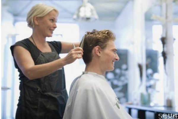 理發(fā)后幾天最好看 男生多久理發(fā)一次最科學(xué) 理發(fā)后幾天最好看 男生多久理發(fā)一次最科學(xué)