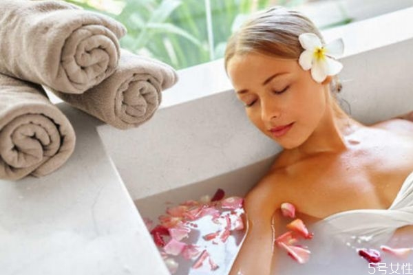 拿什么泡澡對身體好 堅持泡澡一個月的變化 拿什么泡澡對身體好 堅持泡澡一個月的變化