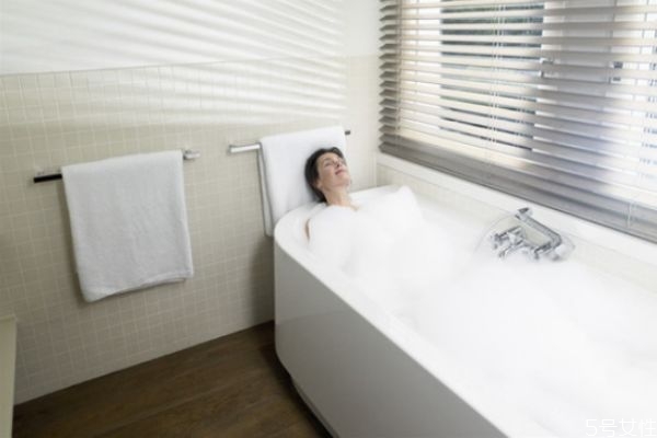 女性泡澡多久泡一次 全身泡澡有什么好處 女性泡澡多久泡一次 全身泡澡有什么好處