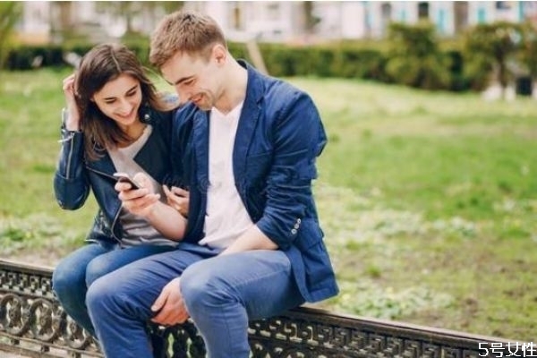 第一次約會(huì)該不該牽手 初次約會(huì)要注意的細(xì)節(jié) 第一次約會(huì)該不該牽手 初次約會(huì)要注意的細(xì)節(jié)