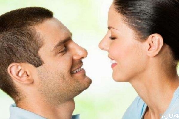 第一次約會(huì)該不該牽手 初次約會(huì)要注意的細(xì)節(jié) 第一次約會(huì)該不該牽手 初次約會(huì)要注意的細(xì)節(jié)