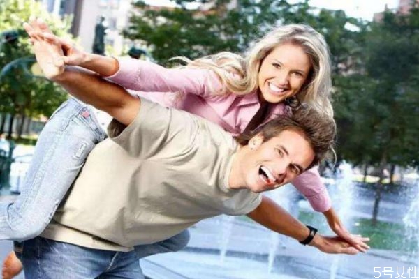 第一次約會(huì)該怎么牽手 約會(huì)牽手套路大全 第一次約會(huì)該怎么牽手 約會(huì)牽手套路大全