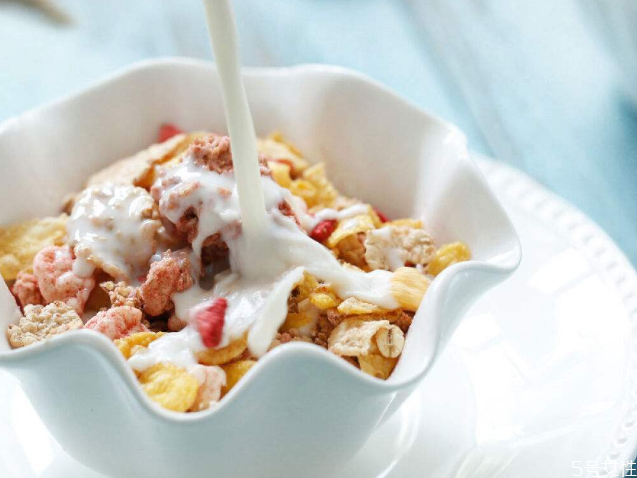 酸奶水果麥片熱量高嗎 酸奶水果麥片怎么吃 酸奶水果麥片熱量高嗎 酸奶水果麥片怎么吃