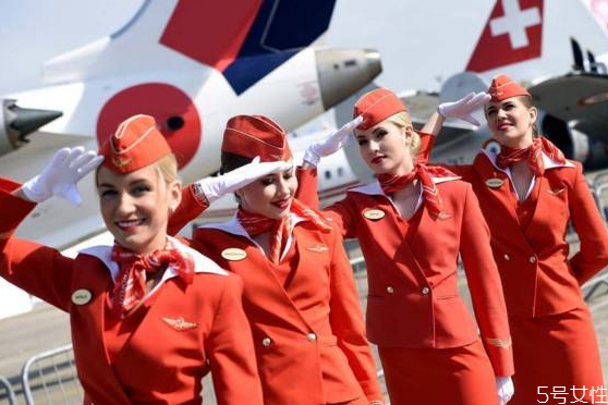 為什么空姐穿短裙 為什么空姐總是拖著箱子 為什么空姐穿短裙 為什么空姐總是拖著箱子