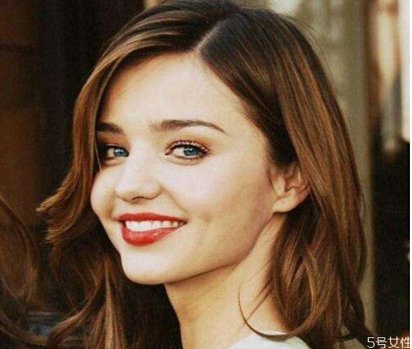 為什么超模大多是平胸 超模臉是什么臉型 為什么超模大多是平胸 超模臉是什么臉型