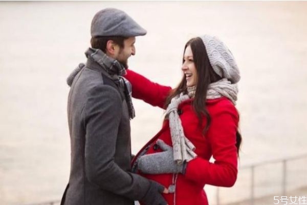 第一次約會(huì)該怎么牽手 約會(huì)牽手套路大全 第一次約會(huì)該怎么牽手 約會(huì)牽手套路大全