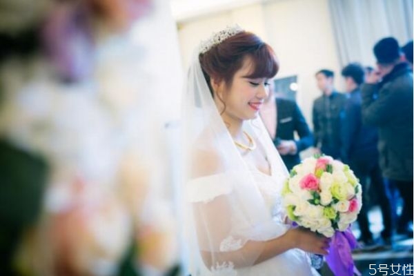 老婆太強(qiáng)勢無法溝通怎么辦 老婆愛老公的表現(xiàn)