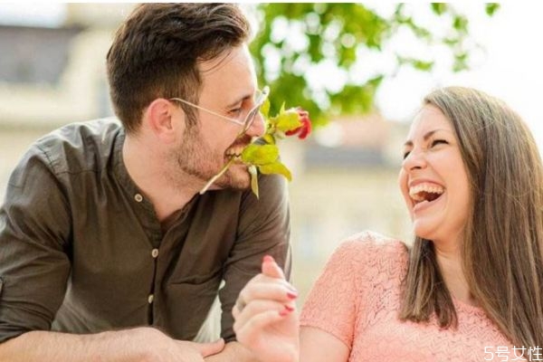 第一次約會(huì)該怎么牽手 約會(huì)牽手套路大全 第一次約會(huì)該怎么牽手 約會(huì)牽手套路大全