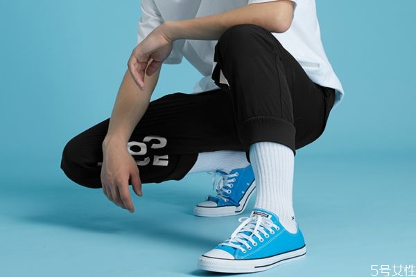 匡威帆布鞋發(fā)霉了還能穿嗎 匡威帆布鞋發(fā)霉了怎么辦 匡威帆布鞋發(fā)霉了還能穿嗎 匡威帆布鞋發(fā)霉了怎么辦