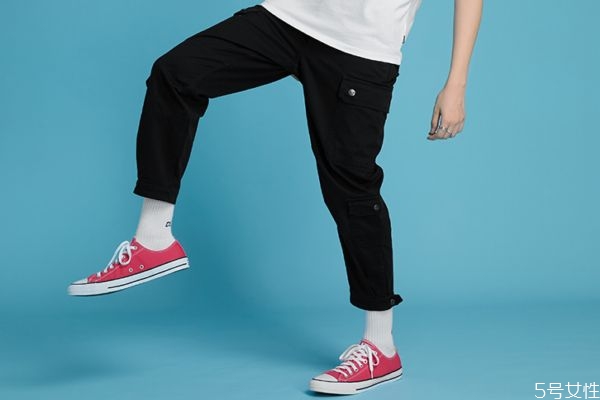 匡威帆布鞋發(fā)霉了還能穿嗎 匡威帆布鞋發(fā)霉了怎么辦 匡威帆布鞋發(fā)霉了還能穿嗎 匡威帆布鞋發(fā)霉了怎么辦