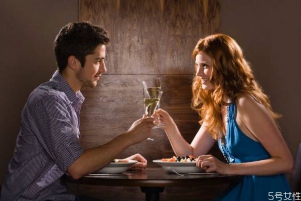 第一次約會(huì)該怎么牽手 約會(huì)牽手套路大全 第一次約會(huì)該怎么牽手 約會(huì)牽手套路大全