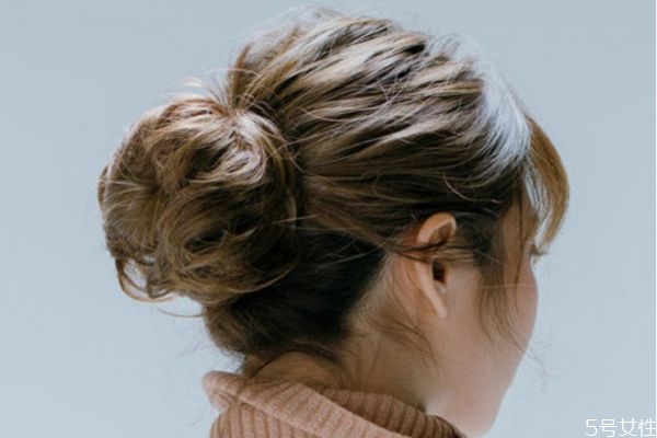 怎么讓頭發(fā)蓬松不塌陷 頭發(fā)蓬松小竅門 怎么讓頭發(fā)蓬松不塌陷 頭發(fā)蓬松小竅門