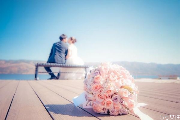 假裝愛(ài)你的男人有四點(diǎn) 男人動(dòng)了真情的跡象 假裝愛(ài)你的男人有四點(diǎn) 男人動(dòng)了真情的跡象