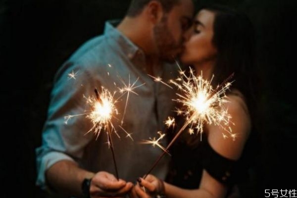 男人動(dòng)了真情有多可怕 男人愛(ài)到骨子里的表現(xiàn)