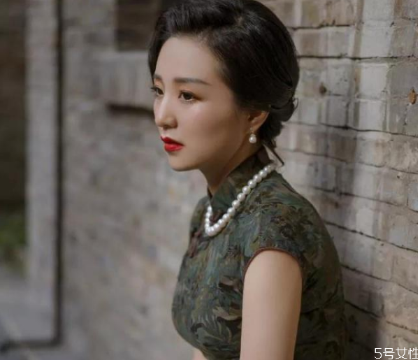 穿旗袍佩戴什么首飾 旗袍配什么飾品好看 穿旗袍佩戴什么首飾 旗袍配什么飾品好看