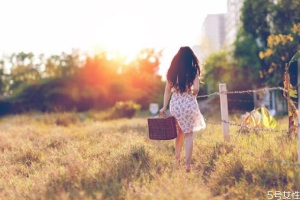 假裝愛(ài)你的男人有四點(diǎn) 男人動(dòng)了真情的跡象 假裝愛(ài)你的男人有四點(diǎn) 男人動(dòng)了真情的跡象