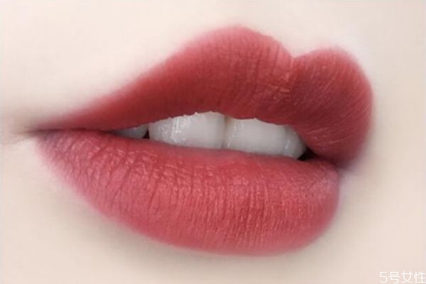 唇紋太多怎么涂口紅 涂口紅會卡唇紋怎么辦 唇紋太多怎么涂口紅 涂口紅會卡唇紋怎么辦