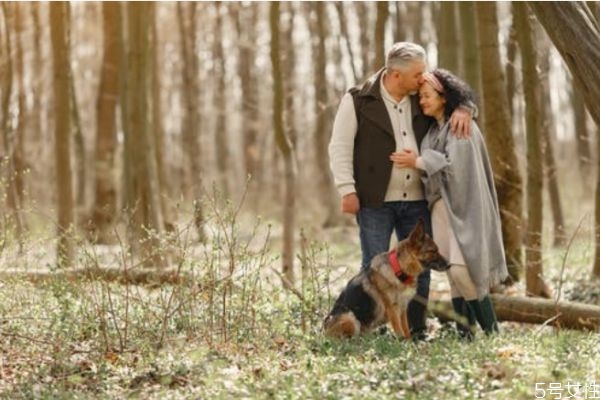 假裝愛(ài)你的男人有四點(diǎn) 男人動(dòng)了真情的跡象 假裝愛(ài)你的男人有四點(diǎn) 男人動(dòng)了真情的跡象