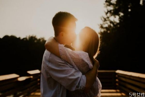 男人動(dòng)了真情有多可怕 男人愛(ài)到骨子里的表現(xiàn) 男人動(dòng)了真情有多可怕 男人愛(ài)到骨子里的表現(xiàn)