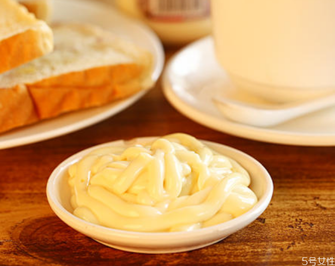 蛋黃醬是甜的還是咸的 蛋黃醬搭配什么吃 蛋黃醬是甜的還是咸的 蛋黃醬搭配什么吃