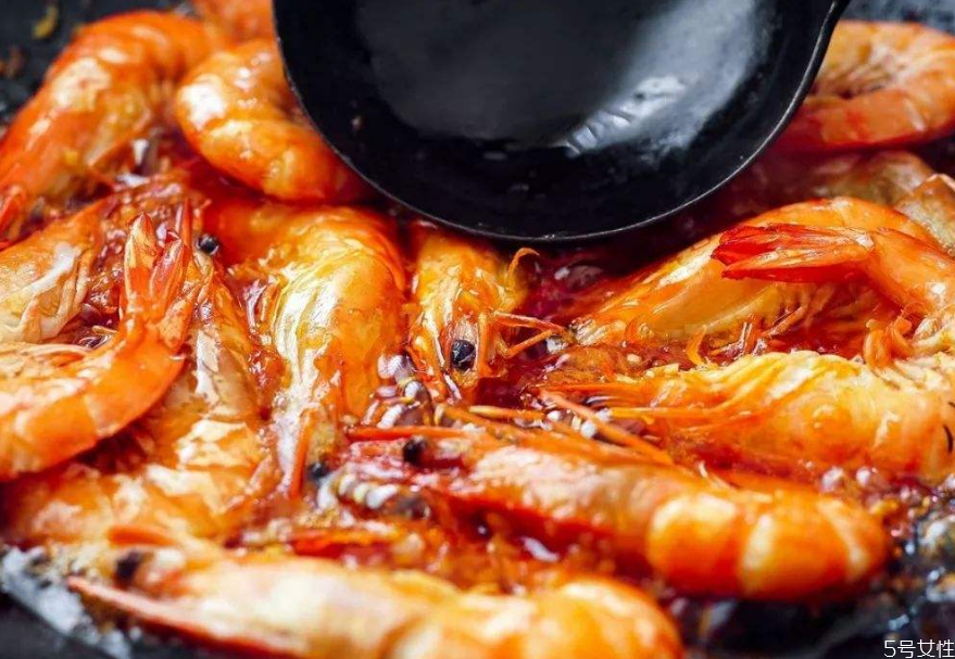 煮蝦能放白酒嗎 白酒煮蝦的做法 煮蝦能放白酒嗎 白酒煮蝦的做法
