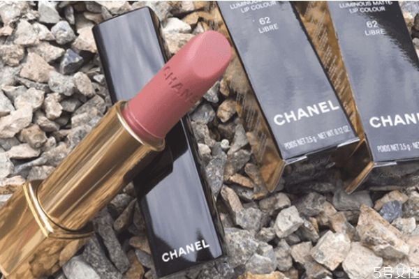 香奈兒口紅標(biāo)志是什么 香奈兒口紅分為幾個(gè)系列 香奈兒口紅標(biāo)志是什么 香奈兒口紅分為幾個(gè)系列