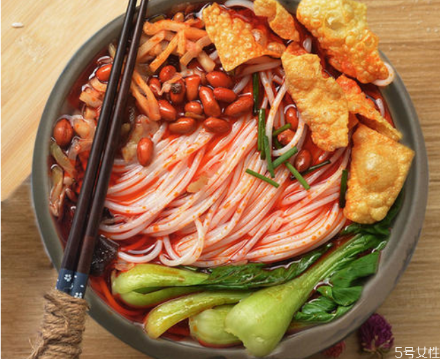 晚上吃螺螄粉會(huì)不會(huì)胖 一碗螺螄粉的熱量相當(dāng)于幾碗飯 晚上吃螺螄粉會(huì)不會(huì)胖 一碗螺螄粉的熱量相當(dāng)于幾碗飯