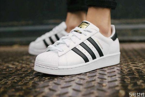 阿迪達(dá)斯貝殼頭版本有哪些 金標(biāo)貝殼頭有幾個版本 阿迪達(dá)斯貝殼頭版本有哪些 金標(biāo)貝殼頭有幾個版本