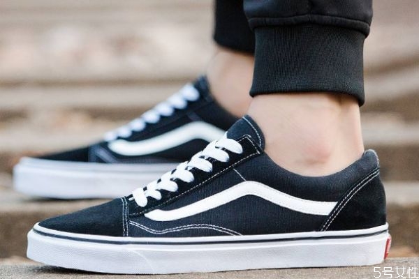 帆布鞋鞋帶孔是金屬嗎 帆布鞋上的兩個孔是干嘛的 帆布鞋鞋帶孔是金屬嗎 帆布鞋上的兩個孔是干嘛的