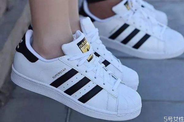 貝殼頭鞋墊能扯下來嗎 金標(biāo)貝殼頭新老款的區(qū)別 貝殼頭鞋墊能扯下來嗎 金標(biāo)貝殼頭新老款的區(qū)別