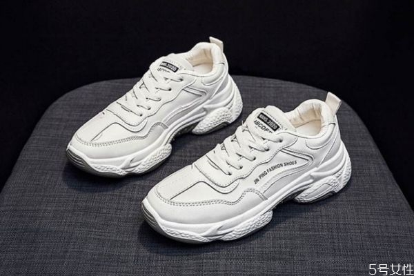 老爹鞋是運(yùn)動(dòng)鞋嗎 老爹鞋名稱的來(lái)由 老爹鞋是運(yùn)動(dòng)鞋嗎 老爹鞋名稱的來(lái)由