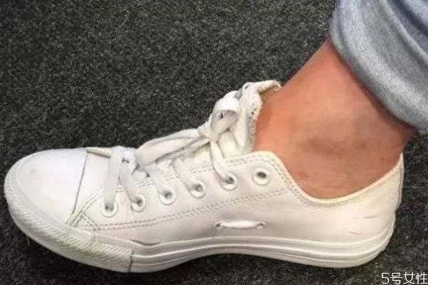 帆布鞋鞋帶孔是金屬嗎 帆布鞋上的兩個孔是干嘛的 帆布鞋鞋帶孔是金屬嗎 帆布鞋上的兩個孔是干嘛的