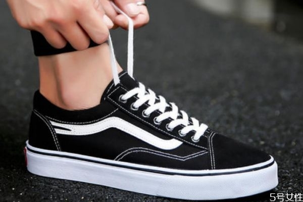鞋子擠腳怎么撐大一碼 鞋子前面太窄怎么撐大 鞋子擠腳怎么撐大一碼 鞋子前面太窄怎么撐大