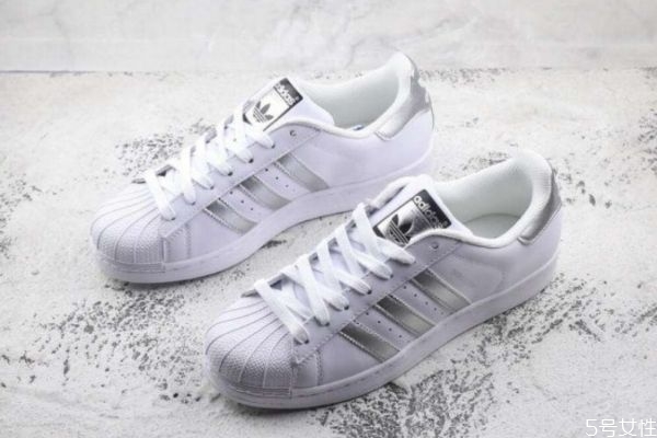 阿迪達(dá)斯貝殼頭版本有哪些 金標(biāo)貝殼頭有幾個版本 阿迪達(dá)斯貝殼頭版本有哪些 金標(biāo)貝殼頭有幾個版本