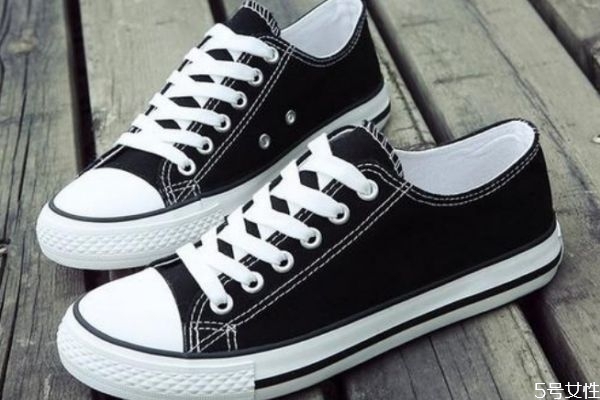 鞋子擠腳怎么撐大一碼 鞋子前面太窄怎么撐大 鞋子擠腳怎么撐大一碼 鞋子前面太窄怎么撐大