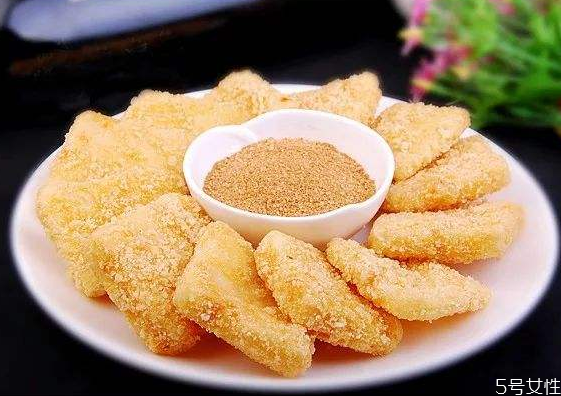 糍粑怎么炸不起泡 把糍粑表面炸起小泡的方法 糍粑怎么炸不起泡 把糍粑表面炸起小泡的方法