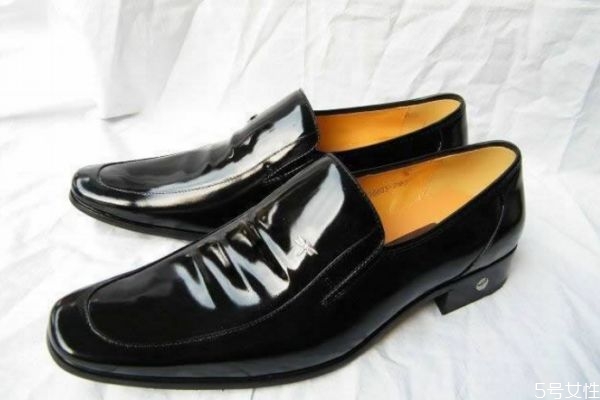 皮鞋后跟太硬怎么辦 皮鞋后跟磨腳的小妙招 皮鞋后跟太硬怎么辦 皮鞋后跟磨腳的小妙招